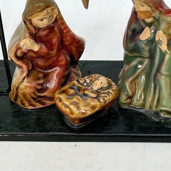 Vtg 5x4x1.5” Metal Nativity w/ Ceramic Joseph, Mary & Baby Jesus Manger … - Picture 5 of 14